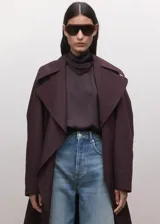 Jeans de corte relaxed y tiro alto en tono azul medio con efecto deslavado.