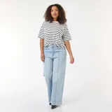 Jean de corte wide leg en color azul claro, con talle alto y detalle de pinzas verticales en la parte frontal. Presenta un diseño de pierna ancha y cierre clásico con botón y cremallera.