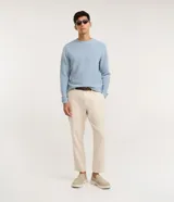 Suéter de punto para hombre, color celeste, con textura acanalada horizontal, cuello redondo y mangas largas con puños ajustados.