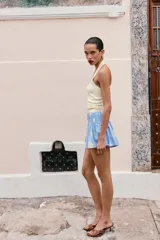 Falda corta de tiro medio con cintura elástica tipo nido de abeja y diseño con estampado de lunares grandes.