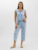 Conjunto de pijama de pantalón capri y remera sin mangas, marca René Rofé, en color celeste con estampado floral. La remera cuenta con escote redondo, cierre frontal con botones y aplique de puntilla, mientras que el pantalón capri posee cintura elastizada.