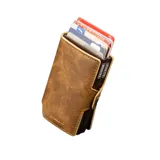 Billetera de cuero color marrón claro con sistema de apertura automática para tarjetas.