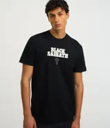 Remera negra de algodón con estampa frontal del logo de la banda de heavy metal Black Sabbath en color blanco.