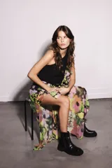 Top negro asimétrico con un solo tirante y volado en un lateral.