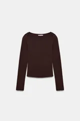 Camiseta de manga larga con cuello barco, corte regular y bajo recto.