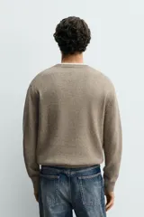 Jersey regular fit de punto tejido en hilatura con mezcla de algodón y lino, cuello redondo y manga larga, con acabados en rib en cuello, puños y dobladillo.