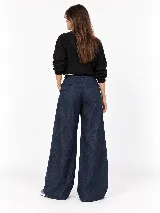 Pantalon de lino negro de corte wide leg, con cintura alta definida, pinzas frontales y bolsillos laterales.