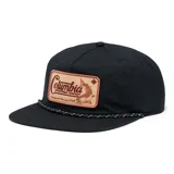 Gorra de 5 paneles color negro con visera plana y cordón decorativo en la base de la misma. Presenta un parche rectangular frontal de cuero sintético con el logo de la marca y un diseño de pez.