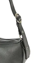 Cartera bandolera color negro de poliuretano símil cuero, con diseño estructurado, cierre superior y correa ajustable con hebillas metálicas.