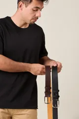 Cinturón clásico de cuero color marrón con hebilla metálica plateada.