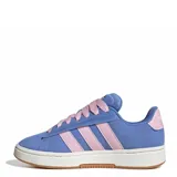 Championes Adidas Grand Court Alpha de estilo urbano, confeccionados en cuero sintético de color azul con las icónicas tres tiras laterales en tono rosado. Presentan cordones anchos en color rosado, suela de goma blanca y una mediasuela Cloudfoam para mayor amortiguación.
