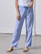 Pantalón de lino estampado a rayas verticales azules y blancas, marca DASH. Tiene pretina ancha elastizada con lazo ajustable.
