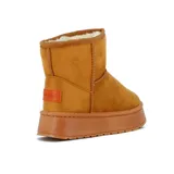 Pantubota de caña baja color camel con plataforma gruesa y forro interno sintético.
