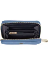 Billetera Tommy Hilfiger azul acolchada con cierre de cremallera, múltiples ranuras interiores para tarjetas y bolsillo interior con cremallera para monedas.