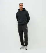 Pantalón deportivo masculino de corte recto, confeccionado en tejido tecnológico de poliéster y elastano. Presenta un diseño liso en color negro con una pequeña estampa de lettering en la parte superior del muslo, cintura elástica y ajuste cómodo.