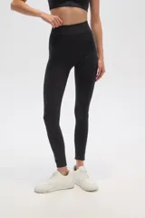 Calza negra de calce alto y al cuerpo.