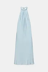 Vestido midi de satén color celeste, con cuello halter y detalle de lazada en la espalda descubierta.
