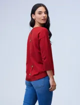 Sweater amarillo de tejido fino con espalda abotonada y mangas 3/4 con puño elastizado.