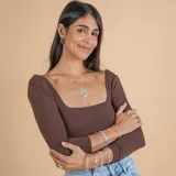 Collar con dije compuesto por tres aros entrelazados de plata 925, con cadena de eslabones tipo veneciana.