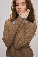 Cardigan de punto calado color tostado, con escote en V y cierre frontal de botones.