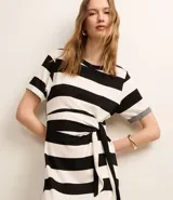 Vestido midi de viscosa con estampado de rayas horizontales en blanco y negro, cuello redondo, mangas cortas y lazo lateral en la cintura.