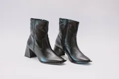 Botas cortas de cuero color crema, con cierre lateral y taco cuadrado. Forro, capellada y plantilla 100% cuero.