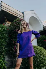 Vestido corto de lino en color verde oliva, con escote estilo bardot (hombros descubiertos) y mangas cortas abullonadas con elástico.