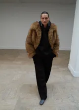 Chaqueta de efecto pelo sintético color marrón, con solapas amplias y diseño de manga larga sin cierre.