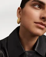 Aros de oro con textura irregular.