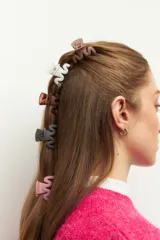 Set de broches para el pelo de diferentes colores.