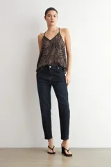 Top sin mangas de tirantes finos con estampado animal print, escote en V y ribetes negros.