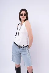 Musculosa negra de corte ajustado, con escote redondo y sin mangas.