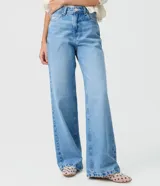 Pantalón de jean premium de tiro medio con corte wide leg, de color azul, con pretina con pasacintos y bolsillos funcionales.