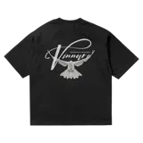 Remera negra de algodón con corte oversize y estampado en la espalda de una paloma blanca y la inscripción "Vinnare - The Brand of the Moment".