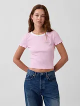 Remera corta de algodón rib rosada con cuello redondo y ribete contrastante en blanco. Cuenta con mangas corta y logo bordado de la marca en el pecho.