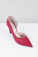 Zapato de tacón alto color rojo con punta fina y escote lateral.