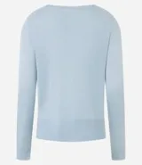Suéter de punto color celeste, con cuello redondo y mangas largas.