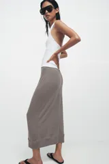 Top de cuello halter confeccionado en tejido rib con mezcla de algodón, de diseño ajustado y espalda descubierta.