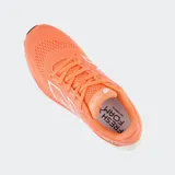 Championes de running New Balance modelo 880 v14, color naranja con detalles en blanco. Presentan una parte superior de malla técnica transpirable y una entresuela de doble capa con tecnología Fresh Foam X para mayor amortiguación.