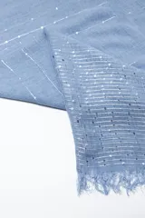 Pashmina celeste con textura y flecos en los bordes.