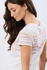 Remera de manga corta con cuello redondo, de color beige con diseño de franjas horizontales en tonos celestes y rosados en la parte superior.