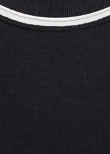 Camiseta de manga corta en color negro, con cuello redondo y bordes en contraste color blanco. Presenta un diseño recto y ajustado.