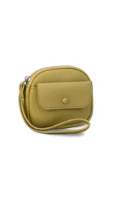 Monedero compacto de símil cuero con correa de mano, cierre perimetral y bolsillo frontal con solapa y botón a presión.