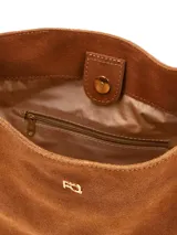 Cartera shopper amplia de gamuza color camel con costuras decorativas y asas de hombro de cuero a contratono.