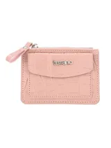 Tarjetero de cuero sintético con textura croco color bordó, con compartimento principal con cierre, bolsillo frontal con solapa y placa metálica con el logo de la marca.