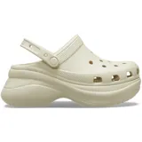 Zuecos Crocs modelo Classic Bae color beige, con suela plataforma ultracontorneada y tira trasera ajustable.