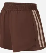 Bermuda deportiva modelo runner de la marca Get Over, confeccionada en poliéster. Presenta un diseño holgado con cintura elástica, bajo redondeado y rayas laterales decorativas.