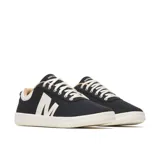 Championes Merrell modelo Cygnet Canvas, color negro con gran letra "M" blanca en el lateral, suela cupsole blanca y cordones claros.