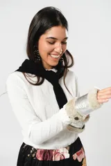 Guantes mitones plateados de cuero con borde de lana natural color beige.