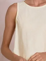 Blusa de algodón y lino color beige, de corte evasé corto, silueta holgada, escote redondo y sisas amplias.